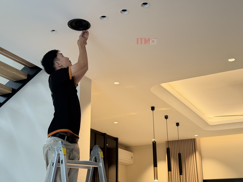 Kỹ thuật viên T&C lắp loa âm trần tại biệt thự Bình Lợi