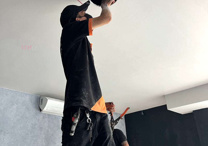 Kỹ thuật viên T&C kiểm tra loa và vị trí lắp trên trần tại công trình
