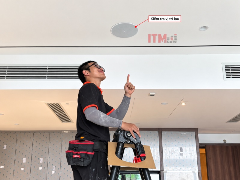 Kiểm tra vị trí loa giúp tránh dùng núm âm lượng để bù cho một cách bố trí chưa phù hợp.