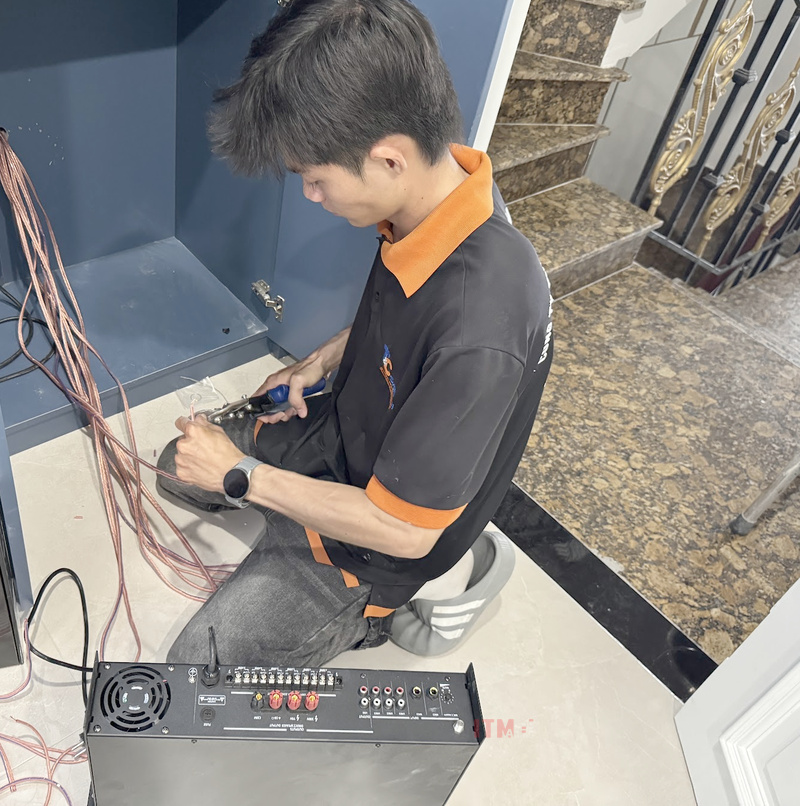Kỹ thuật viên kiểm tra đường dây và thiết bị phối ghép trước khi quyết định thay đổi cấu hình loa.