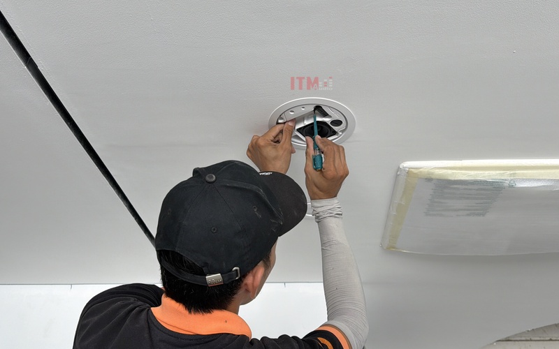 Ảnh thi công loa âm trần minh họa bước kiểm tra điều kiện lắp đặt tại công trình