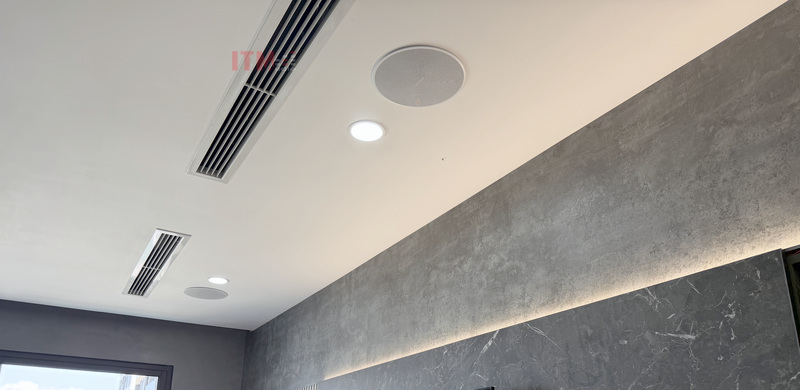Vị trí loa cần được thống nhất cùng đèn, cửa gió và thiết kế trần.