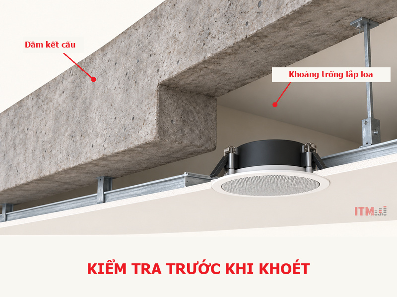 Mặt cắt trần thể hiện loa nằm trong khoảng trống bên cạnh dầm