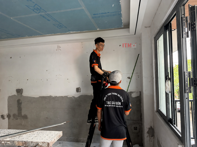 Kỹ thuật viên phối hợp thao tác lắp đặt tại công trình