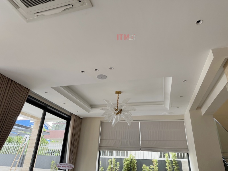 Mặt trần hoàn thiện với loa, đèn và điều hòa tại biệt thự Bình Lợi