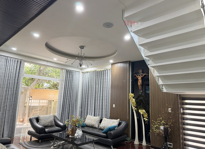 Loa âm trần trong phòng khách cần được đánh giá cùng điều kiện phòng, nội thất và tình trạng sử dụng.