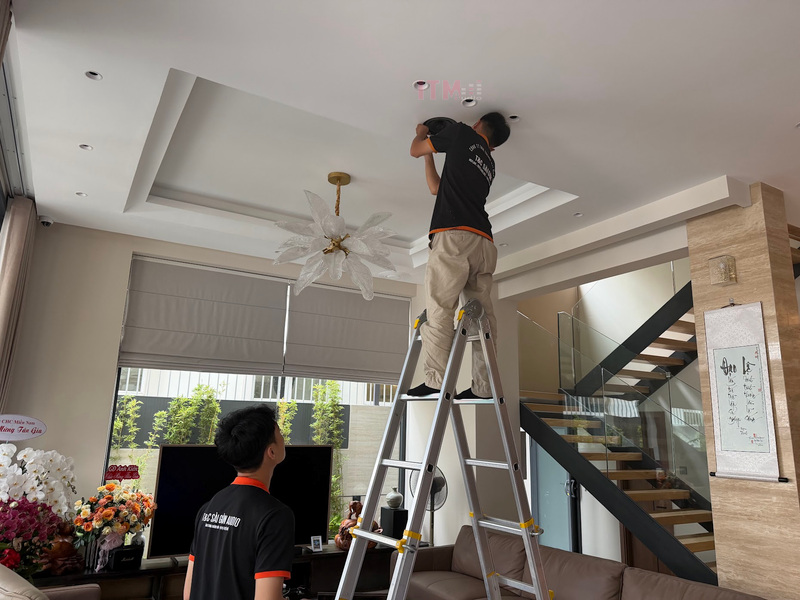 Khu vực ngồi nghe cần được xác định trước khi chọn cách phân bố kênh và vị trí loa.