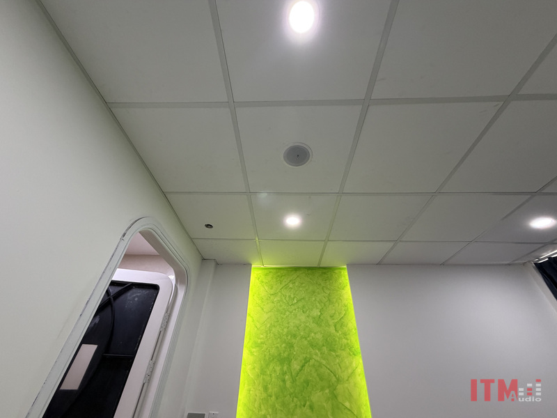 Loa lắp trong một ô trần thả tại spa Quận 5