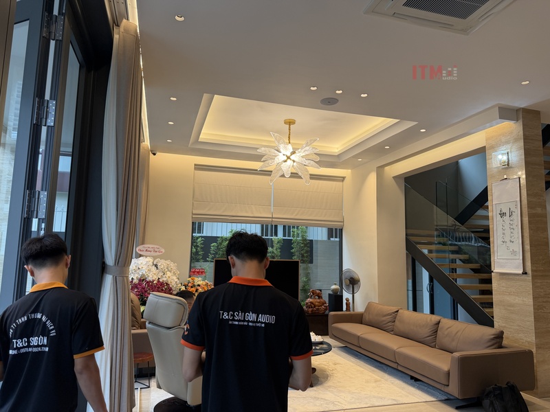 Không gian phòng khách với kính, rèm và sofa tại biệt thự Bình Lợi
