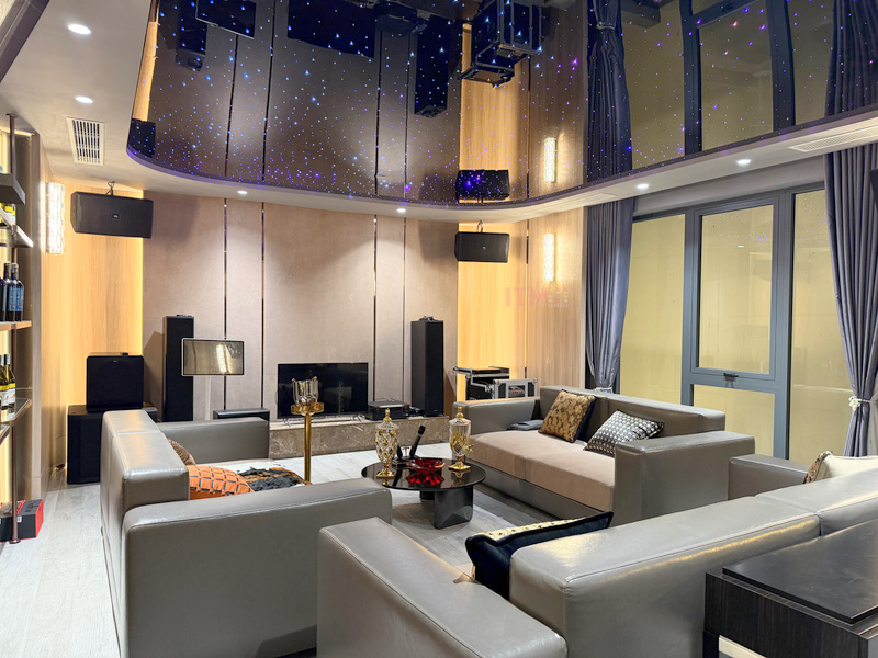 Không gian phòng nghe gia đình với sofa và hệ thống loa thực tế