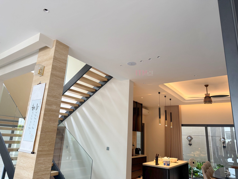 Không gian bếp và bàn ăn có loa âm trần phục vụ sinh hoạt