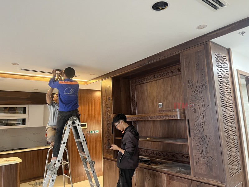 Ảnh thật phối hợp thi công tại VinHomes, minh họa lý do cần tính vị trí loa cùng trần và nội thất từ sớm.