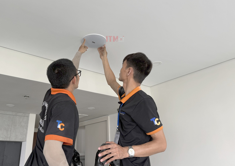 Kỹ thuật viên T&C lắp loa âm trần tại nhà ở