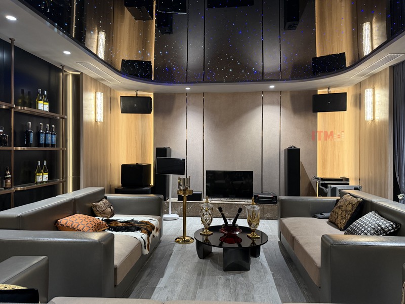 Phòng giải trí trong dự án Hóc Môn của T&C Sài Gòn Audio, cần đánh giá nội thất và hệ thống loa như một tổng thể.