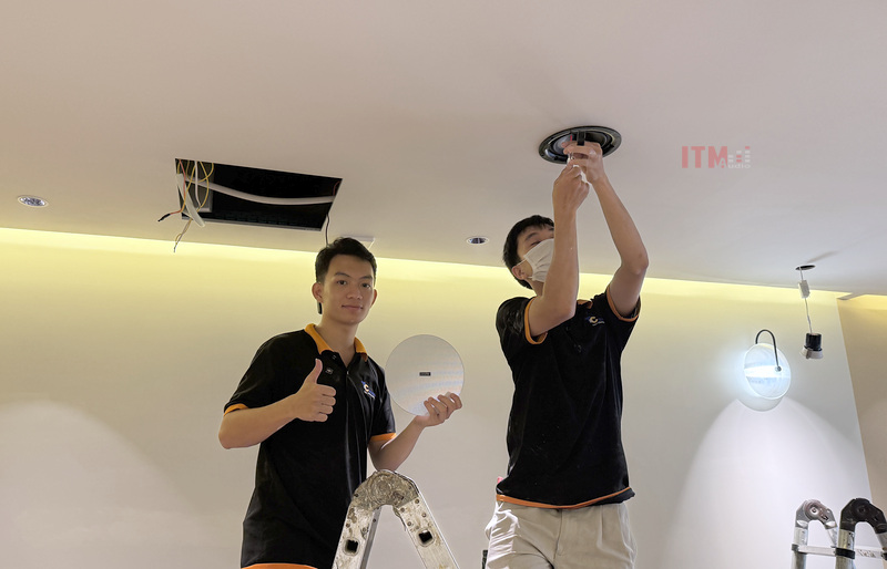 Mặt lưới tháo rời giúp tiếp cận cụm loa, nhưng thao tác cần theo đúng hướng dẫn của model.