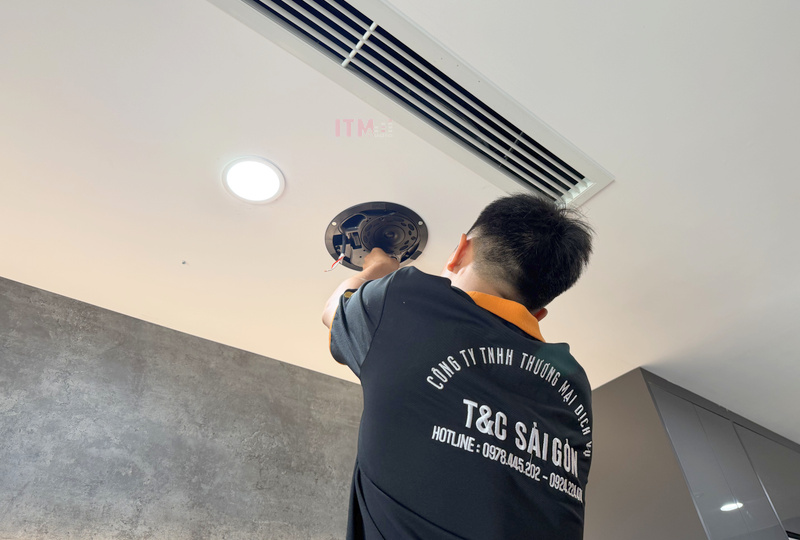 Kỹ thuật viên T&C lắp loa âm trần trong không gian gia đình