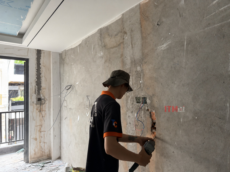 Kỹ thuật viên thao tác tại vị trí chuẩn bị hạ tầng trên tường