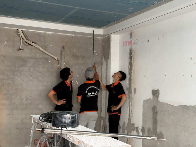 Kỹ thuật viên khảo sát và đo cao độ tại công trình đang hoàn thiện