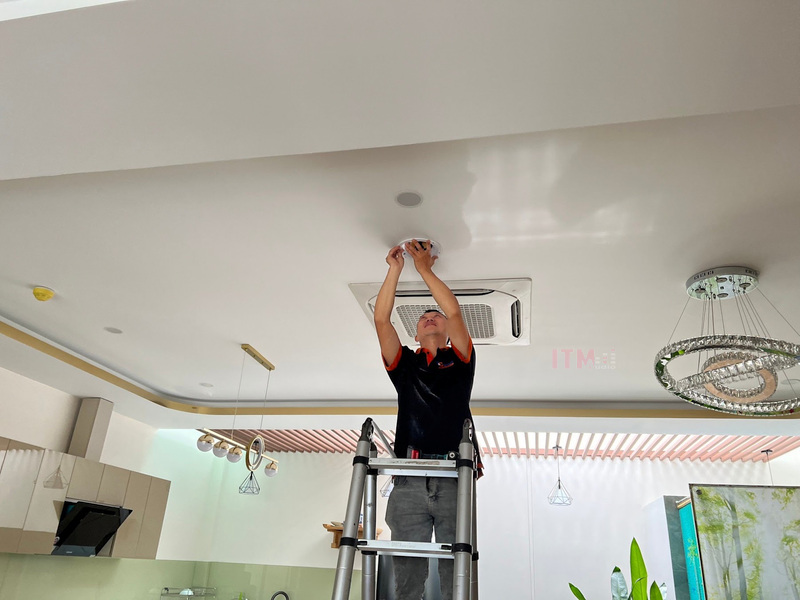 Kỹ thuật viên T&C đứng trên thang lắp loa trực tiếp tại vị trí trên trần