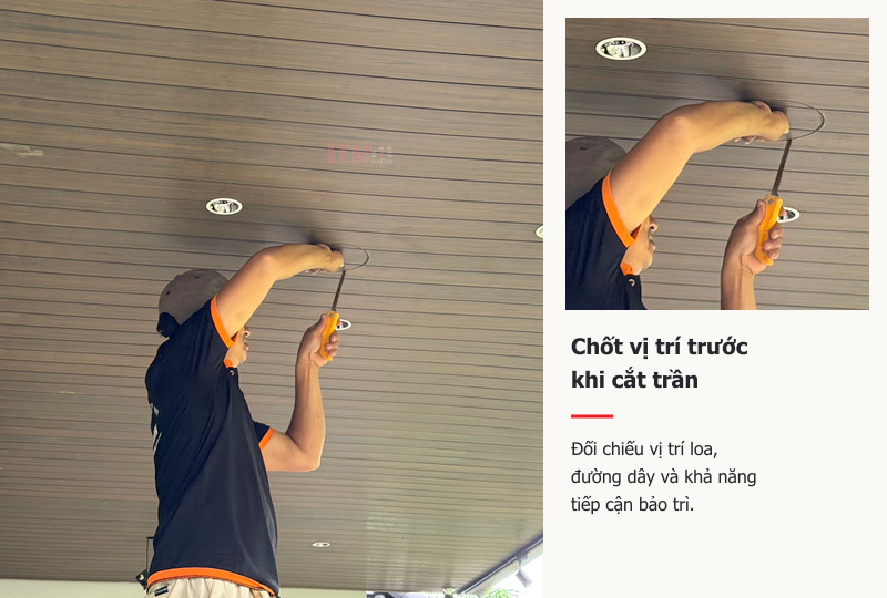 Toàn cảnh và cận cảnh thao tác cắt vị trí lắp loa trên trần gỗ tại công trình