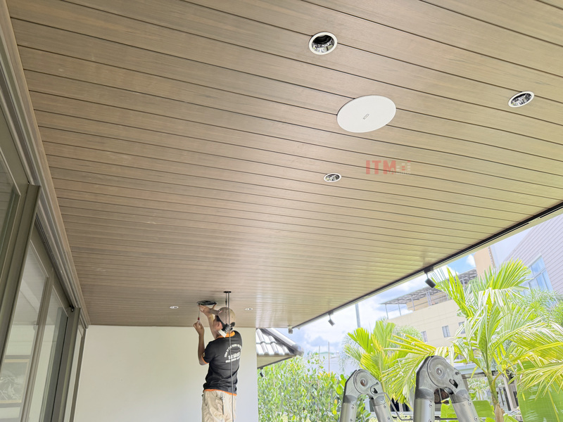 Đội kỹ thuật lắp thiết bị trên mặt trần và kiểm tra trước khi bàn giao.