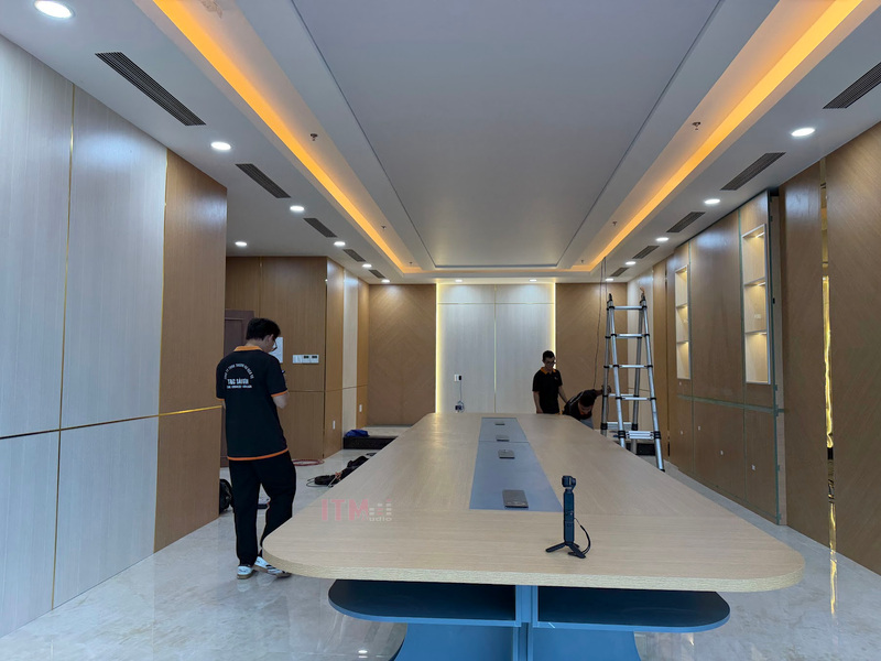 Đội kỹ thuật T&C tại phòng có bàn họp dài và hệ trần hoàn thiện