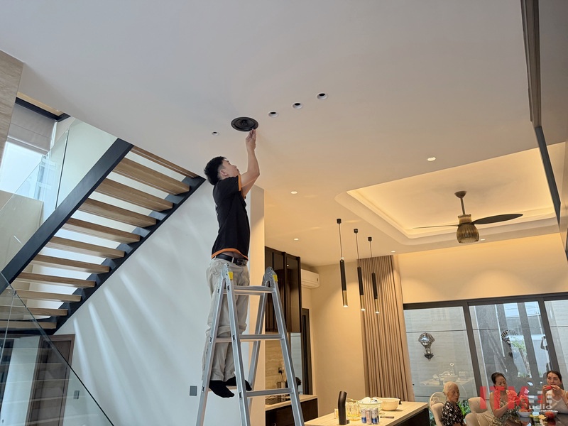 Kỹ thuật viên T&C lắp loa âm trần trên trần khung chìm tại biệt thự Bình Lợi