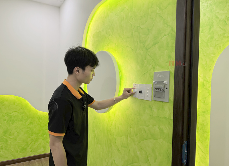Kỹ thuật viên điều chỉnh mức âm tại không gian sử dụng thực tế.