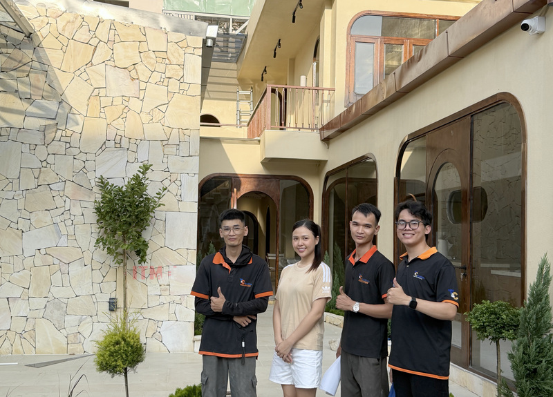 Trao đổi với đội kỹ thuật giúp thống nhất phương án và tiến độ lắp hệ thống âm thanh.