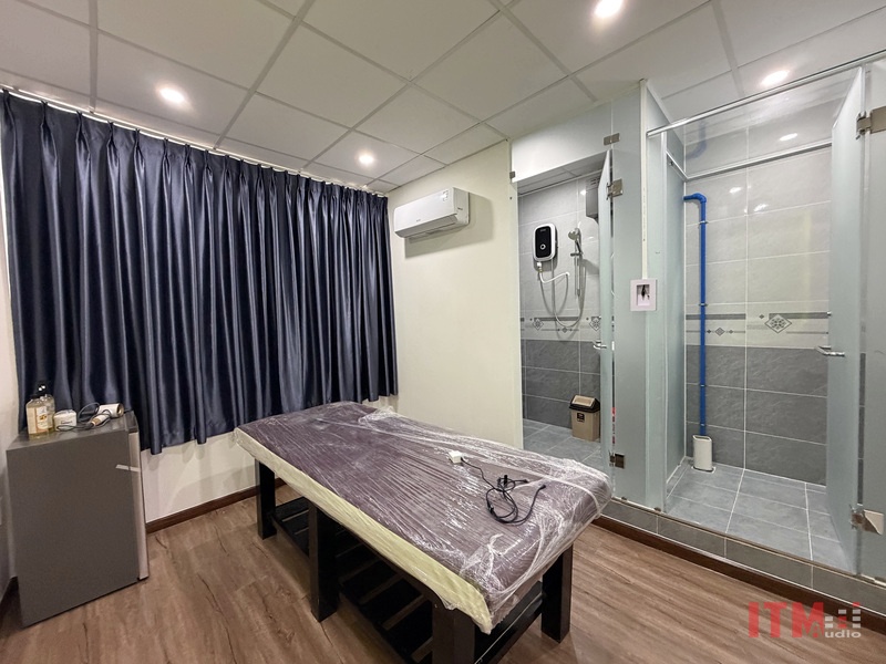 Phòng spa với trần chia ô, kính, rèm và giường để xem xét phản xạ âm