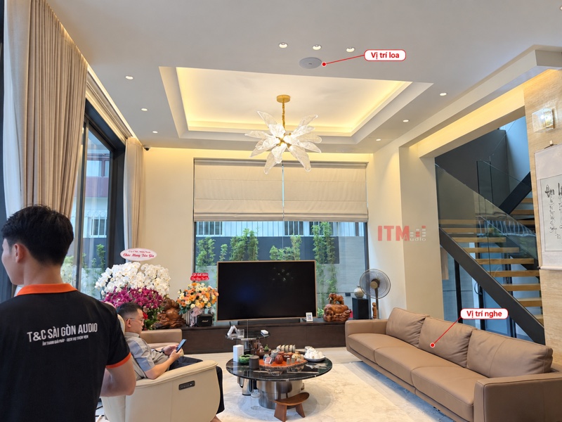 Khoảng cách giữa loa và vị trí ngồi là một yếu tố cần kiểm tra khi cân chỉnh âm lượng.