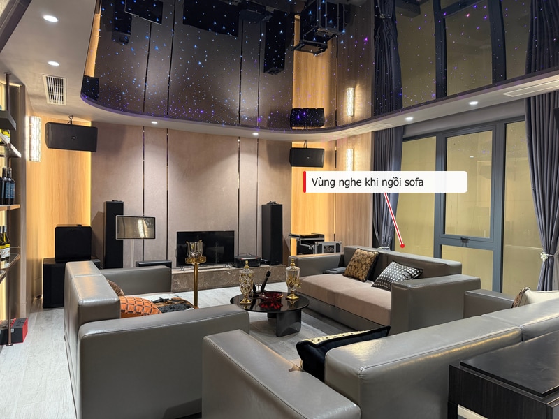 Vùng nghe khi ngồi sofa cần được xét tại cao độ tai. Ảnh không gian gia đình trong dự án Cô Hường.